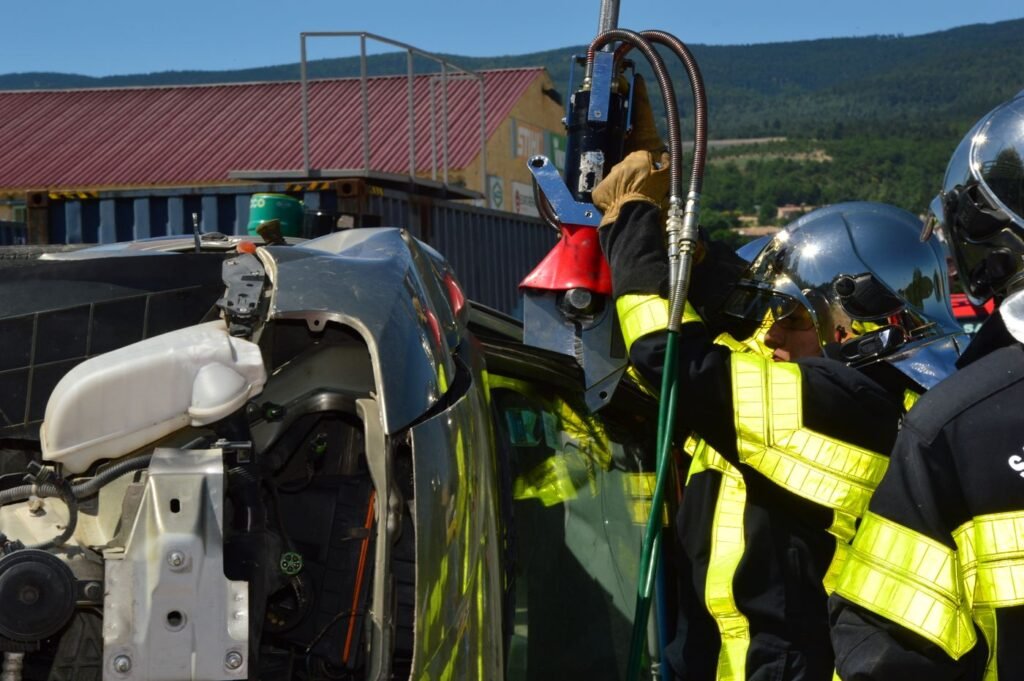 Equipe de emergência no local de um acidente