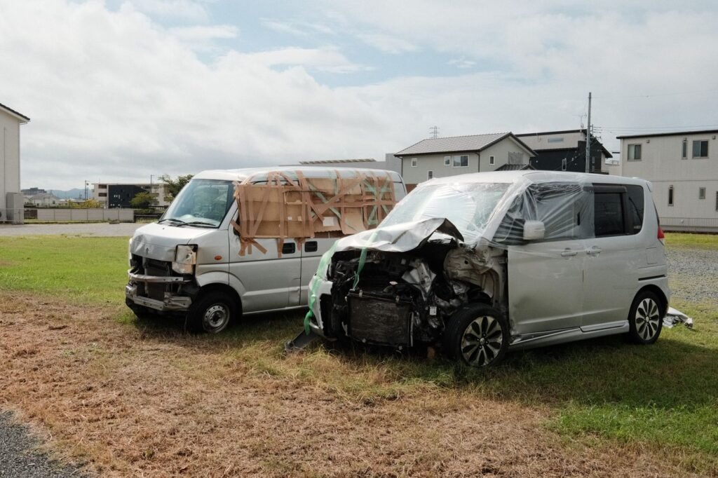 Duas vans danificadas após uma batida