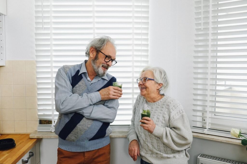 Casal de idosos na cozinha