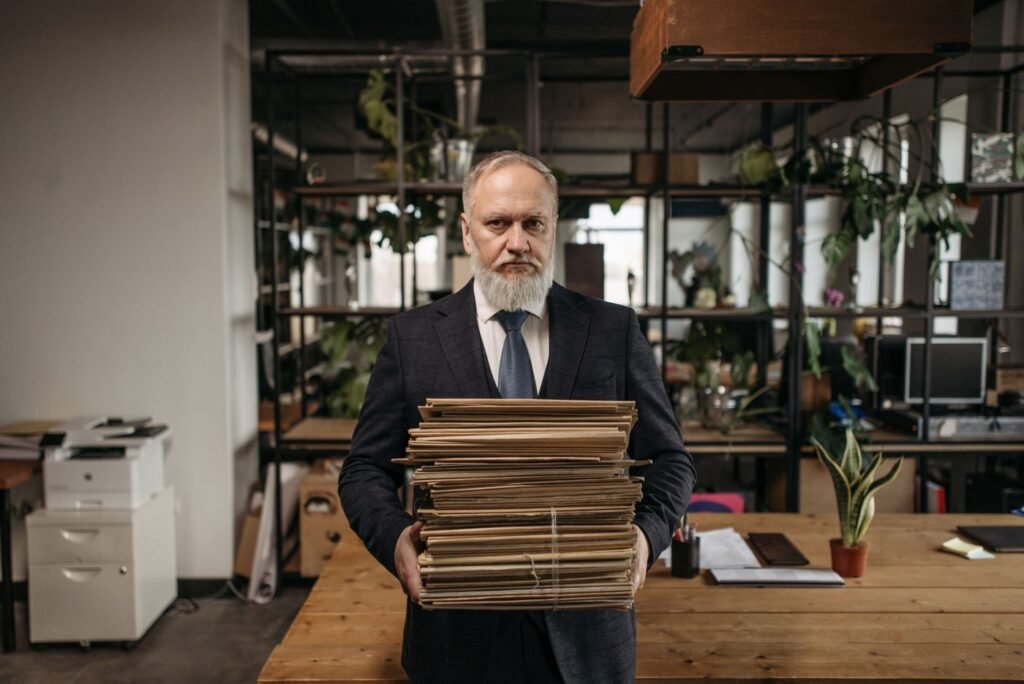 Homem idoso com documentos