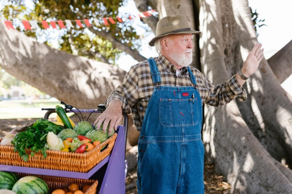 Homem idoso vendendo verduras em uma feira