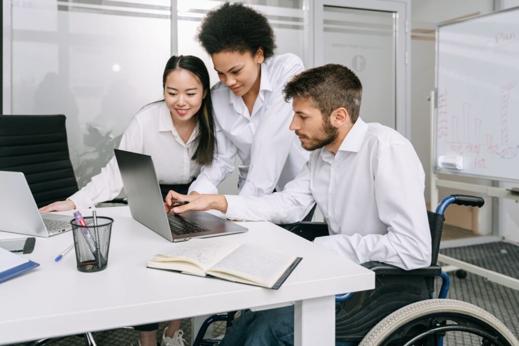Colegas de trabalho olhando um notebook no escritório