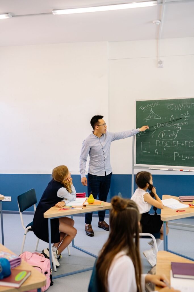 Professor apontando para o quadro