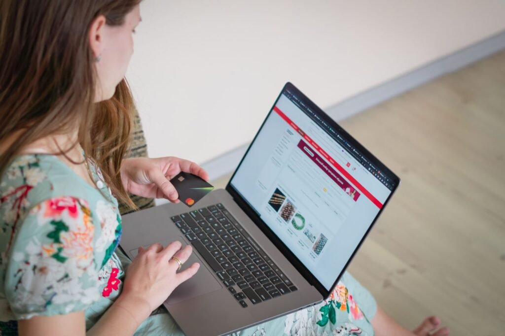 Mulher fazendo compras pela internet