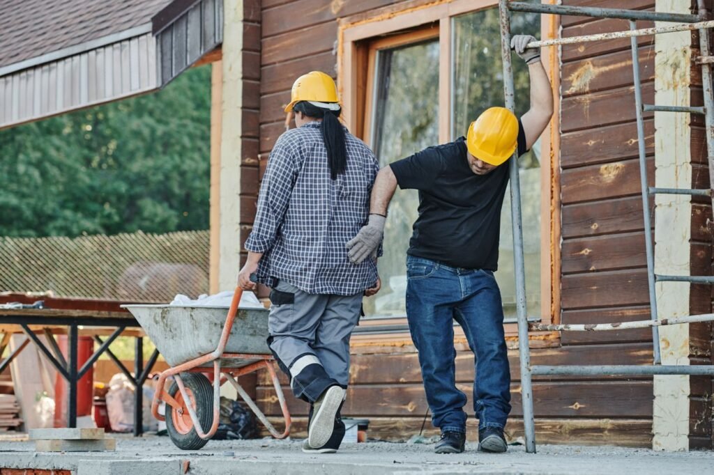 Dois trabalhadores de capacete em uma obra