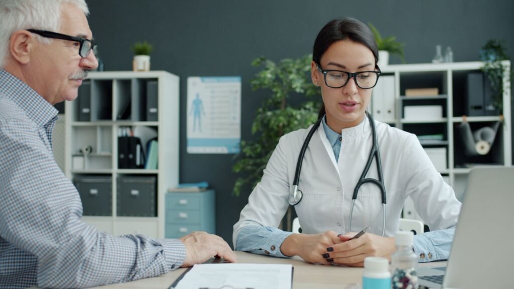 Médico conversando com paciente em consultório