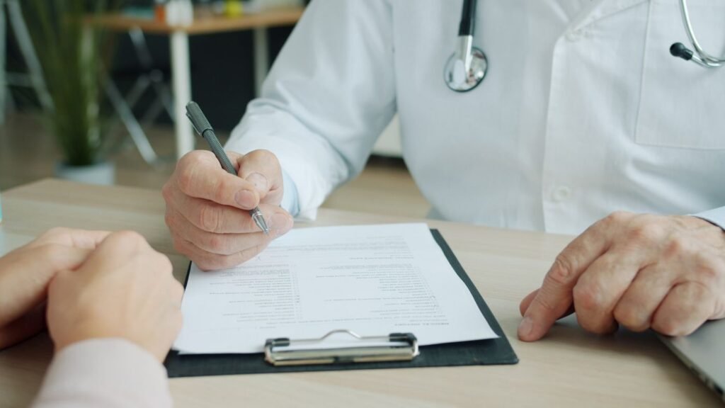 Médico e paciente conferindo documentos médicos na consulta