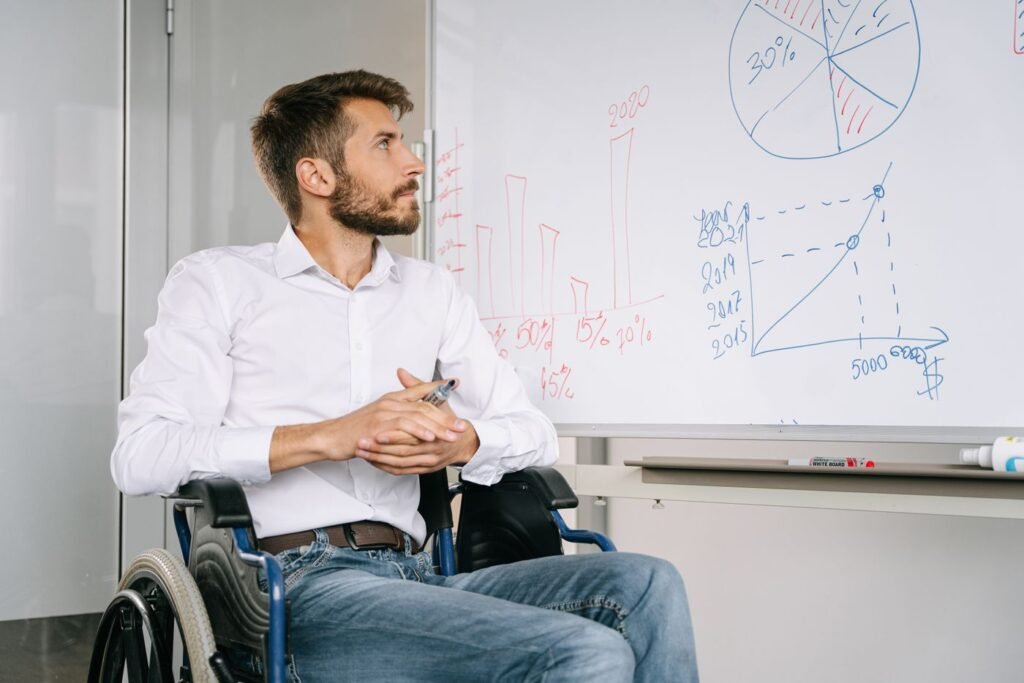 Homem analisando gráficos no escritório