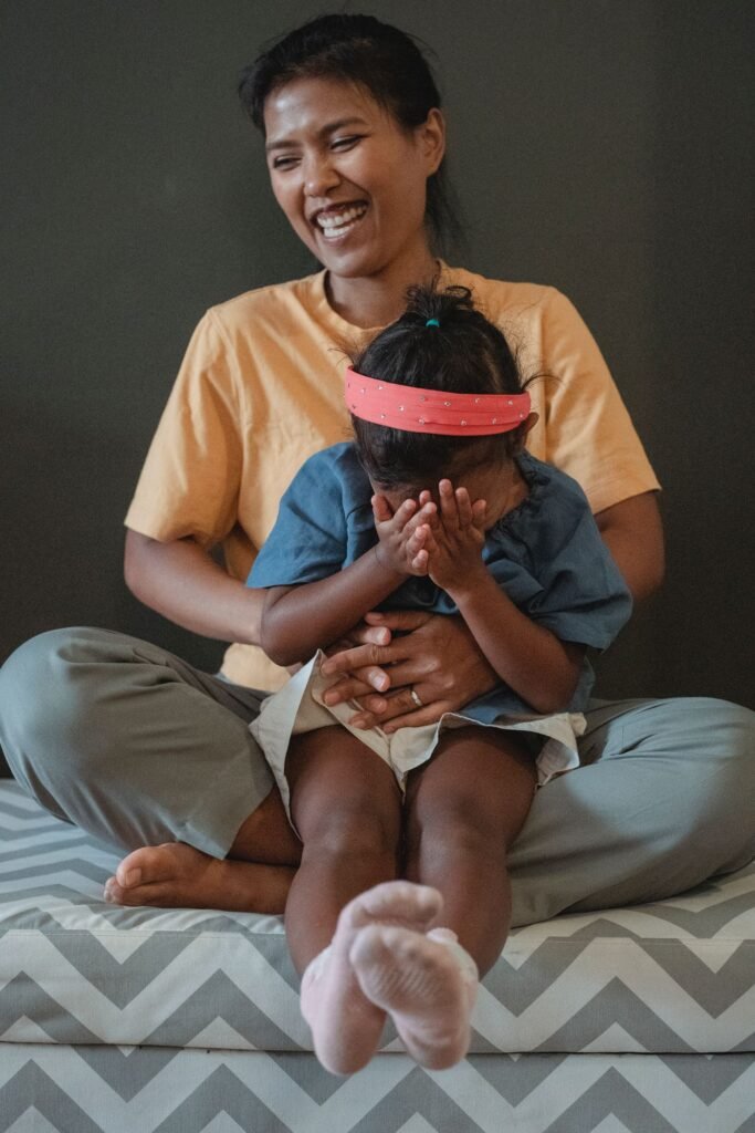 Mãe e filha sentadas no sofá