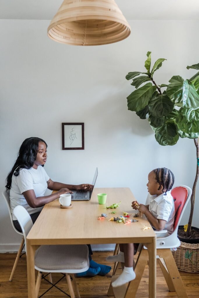 Mãe e filho sentados à mesa em casa