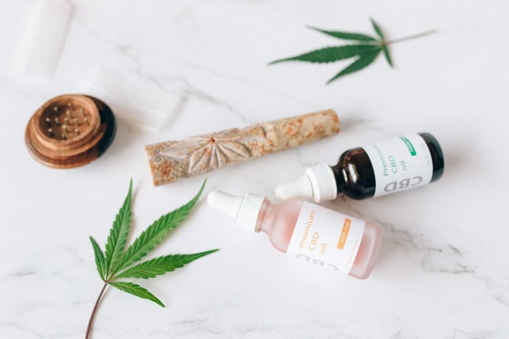 Folhas de cannabis perto de frascos