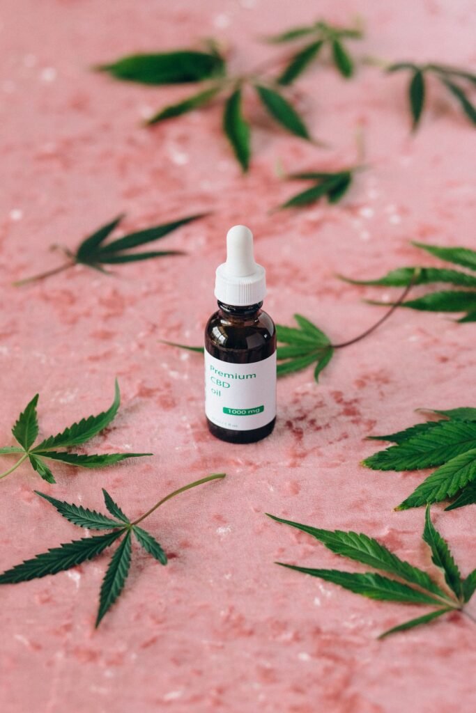 Frasco de óleo cercado por folhas de cannabis