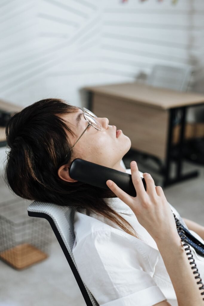 Consumidor falando ao telefone