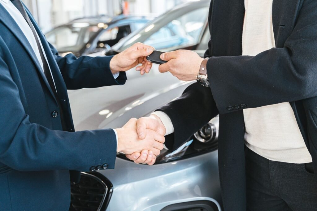 Vendedor de carros com cliente