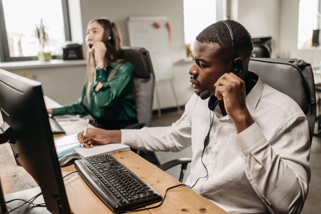 Atendente de telemarketing com fone de ouvido