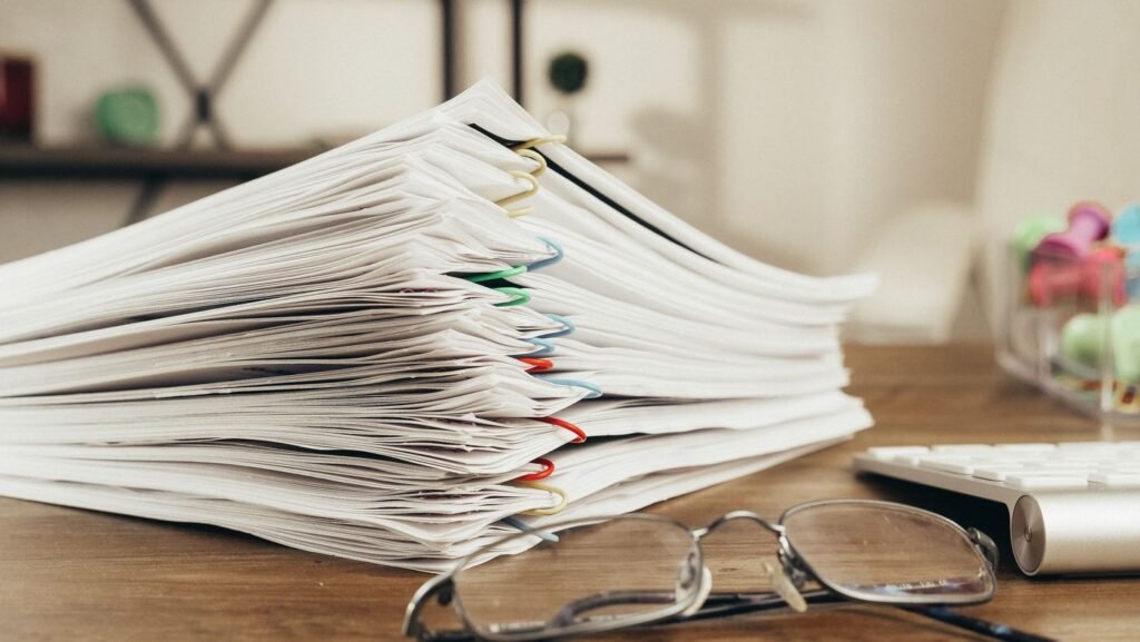 Pilha de documentos para comprovar atividade especial