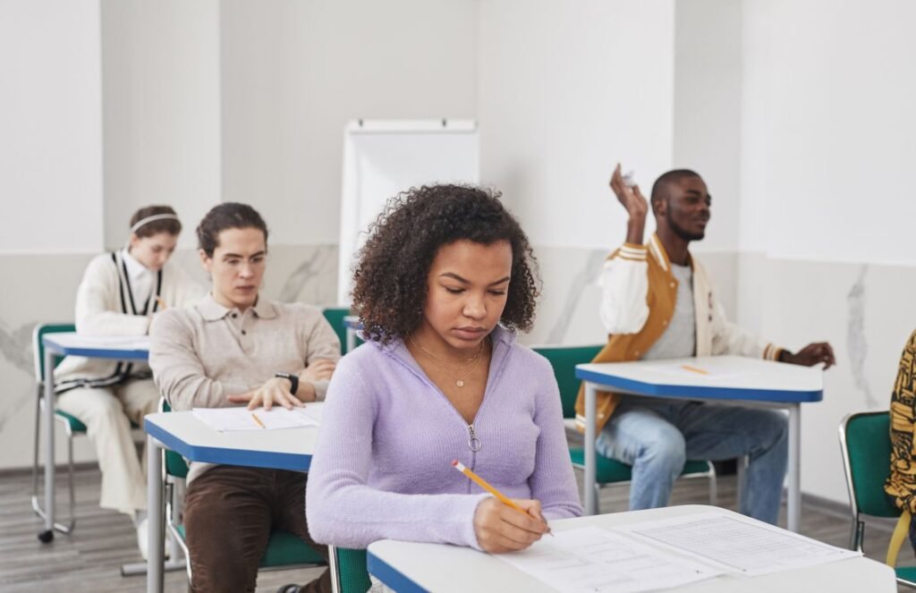 Candidatos fazendo prova em sala