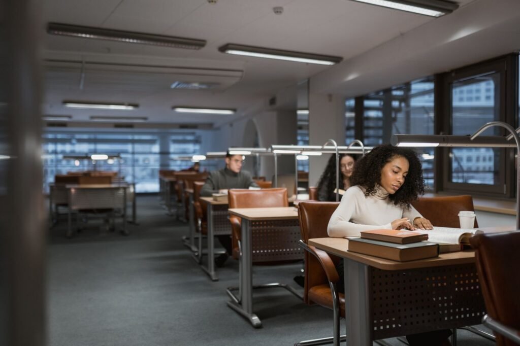 Pessoas estudando em uma biblioteca