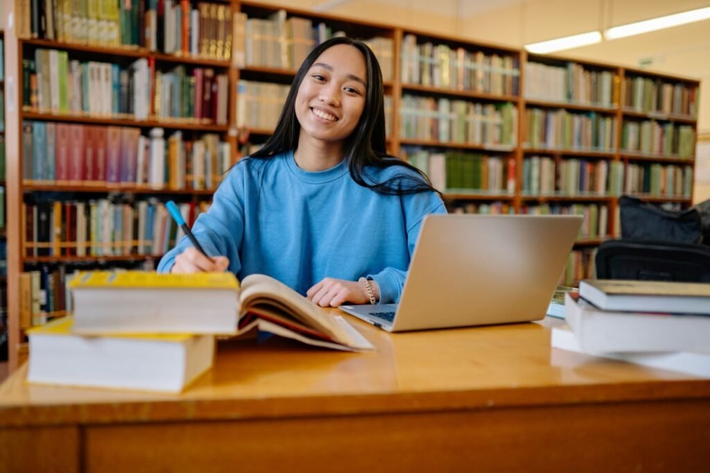 Estudante concentrada nos estudos