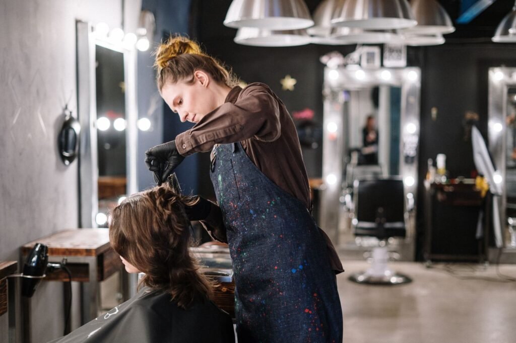 Cabeleireira cortando o cabelo de uma cliente