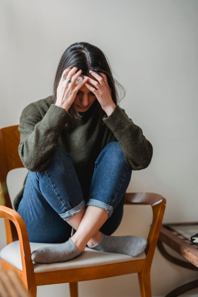 Jovem estressada segurando a cabeça