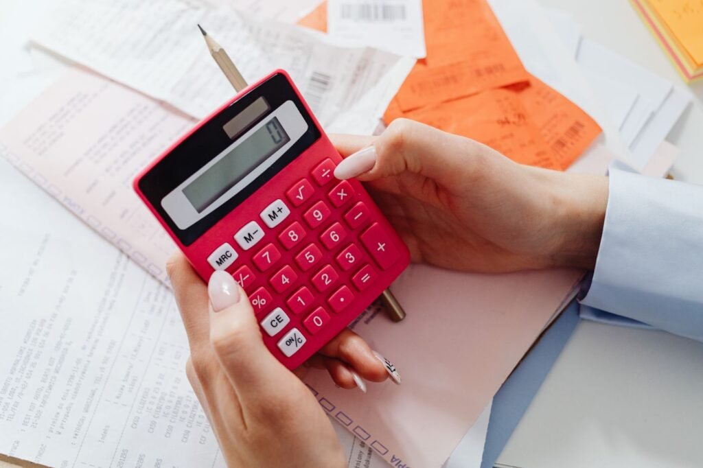 Pessoa usando calculadora