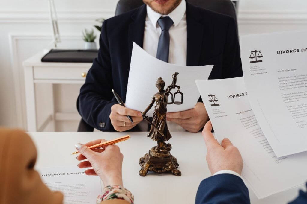 Advogados analisando um documento