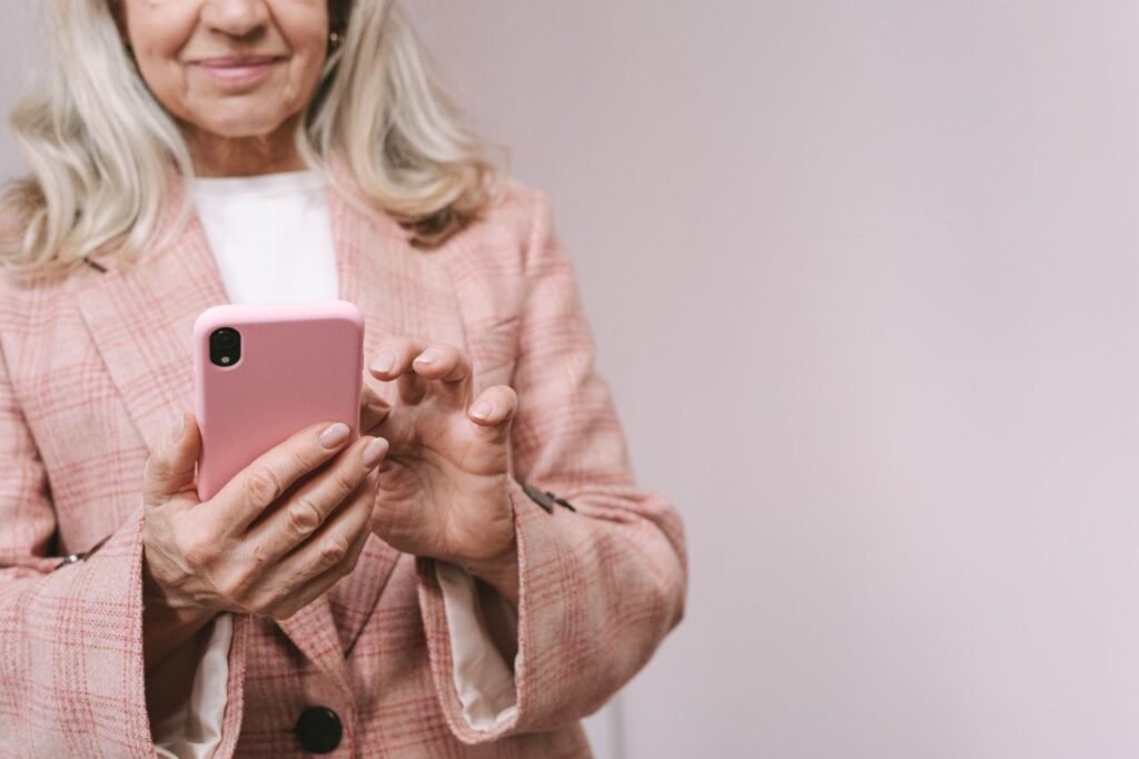 Mulher idosa usando o celular