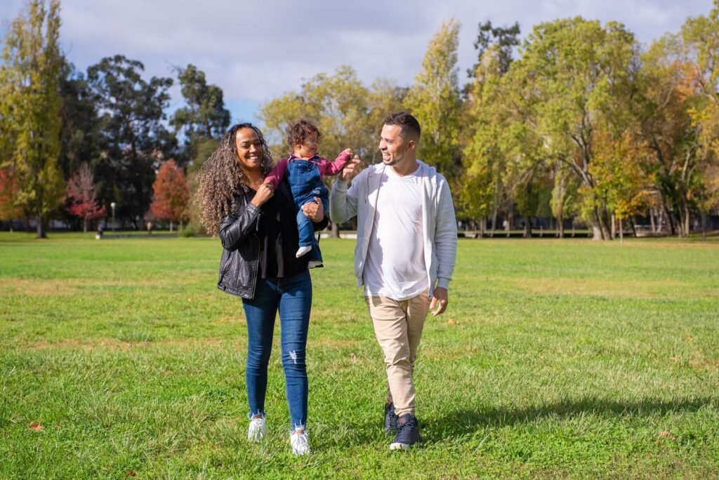 Família caminhando em um parque