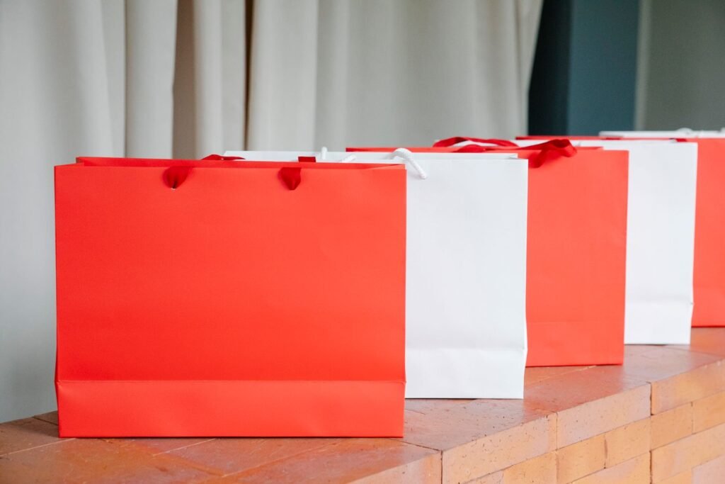 Sacolas de compras sobre uma mesa