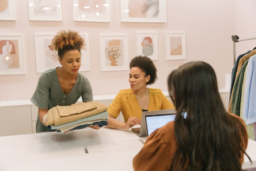 Empreendedoras trabalhando juntas em uma pequena empresa