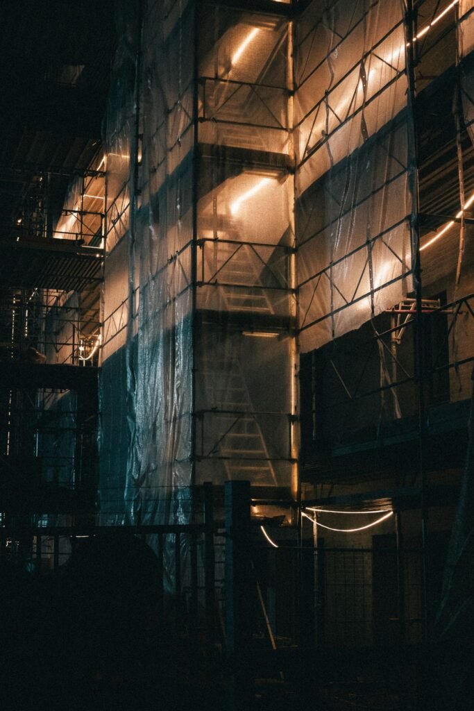 Prédio em construção com andaimes