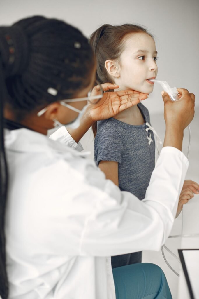 Menina em sala de exame médico