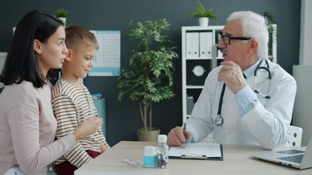 Médico atendendo mãe e filho