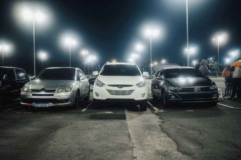 Carros em estacionamento