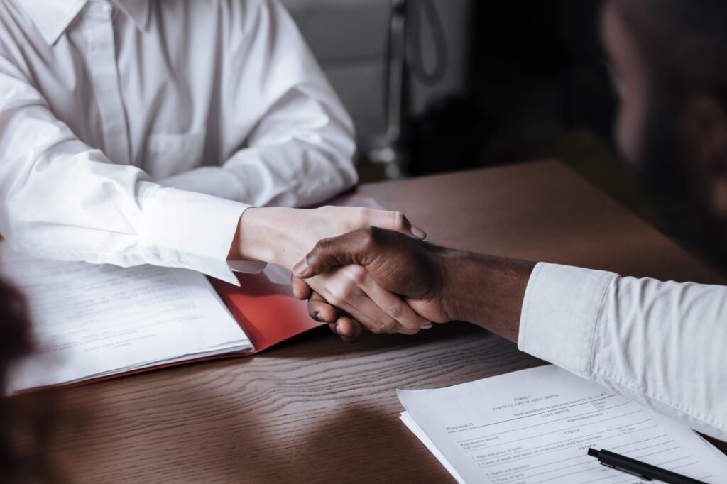 Aperto de mãos em contratação