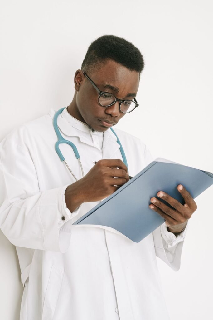 Médico preenchendo documento