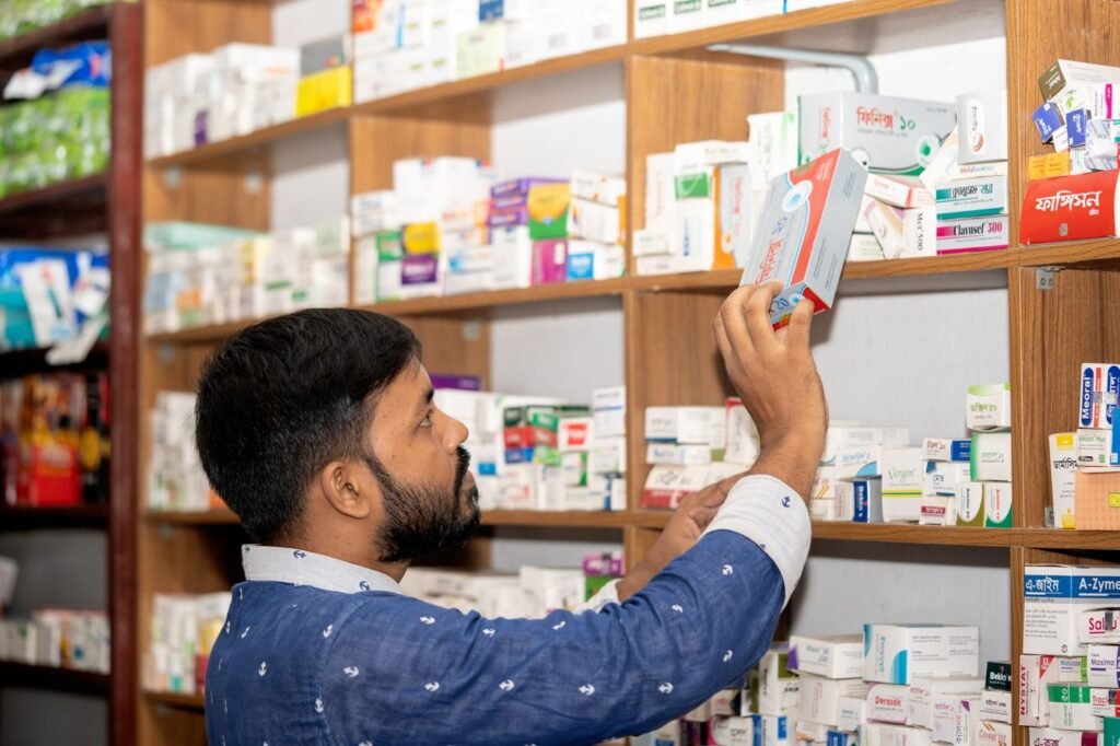 Farmacêutico em drogaria moderna