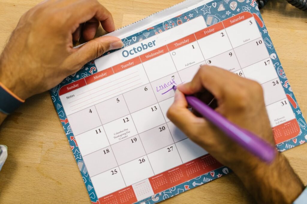 Pessoa marcando datas em um calendário