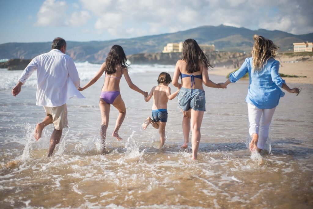 Família se divertindo na praia