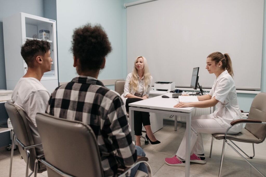 Casal em consulta médica