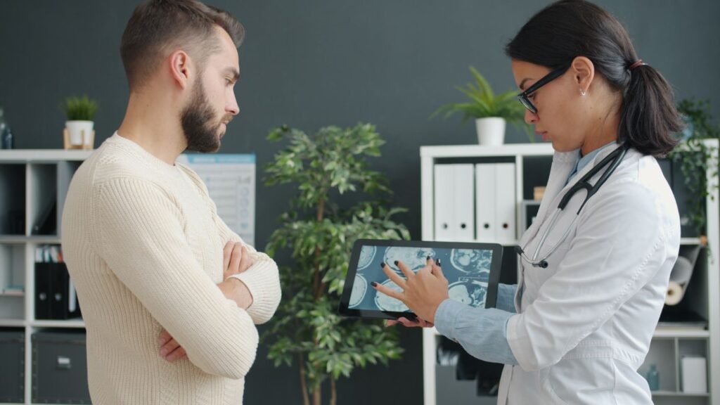 Médico explicando exame de imagem ao paciente