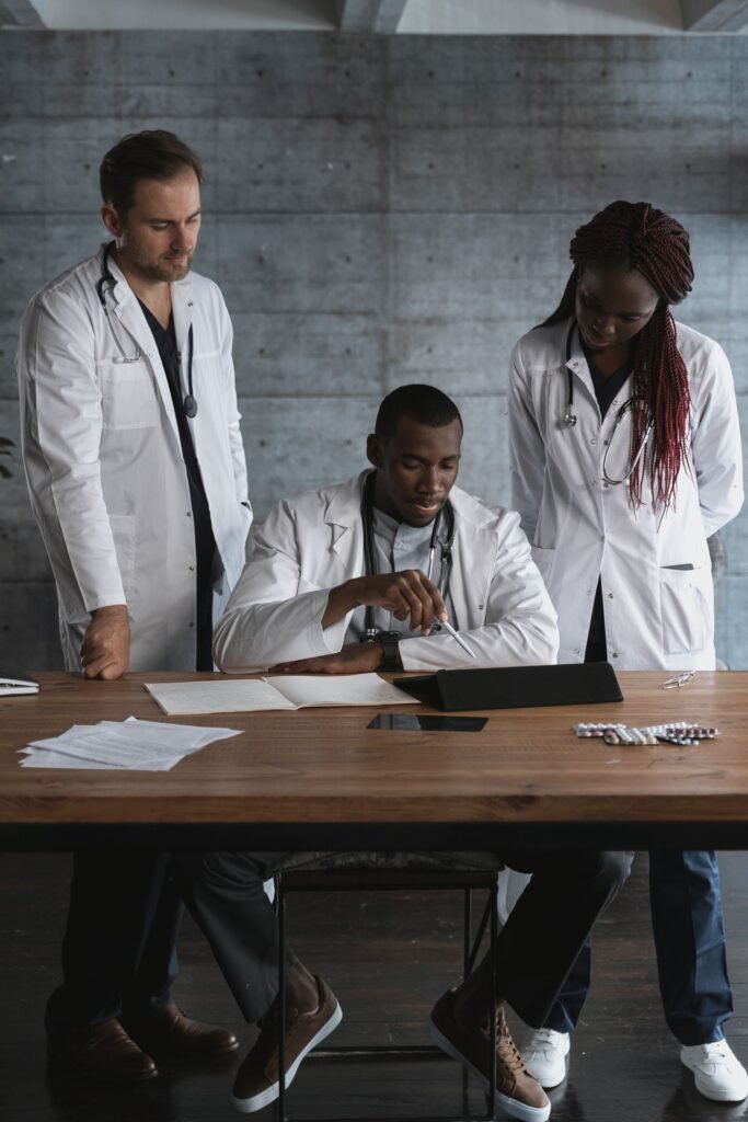 Médicos trabalhando em pesquisa