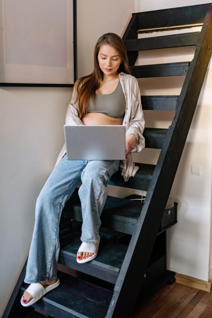 Mulher grávida usando o notebook