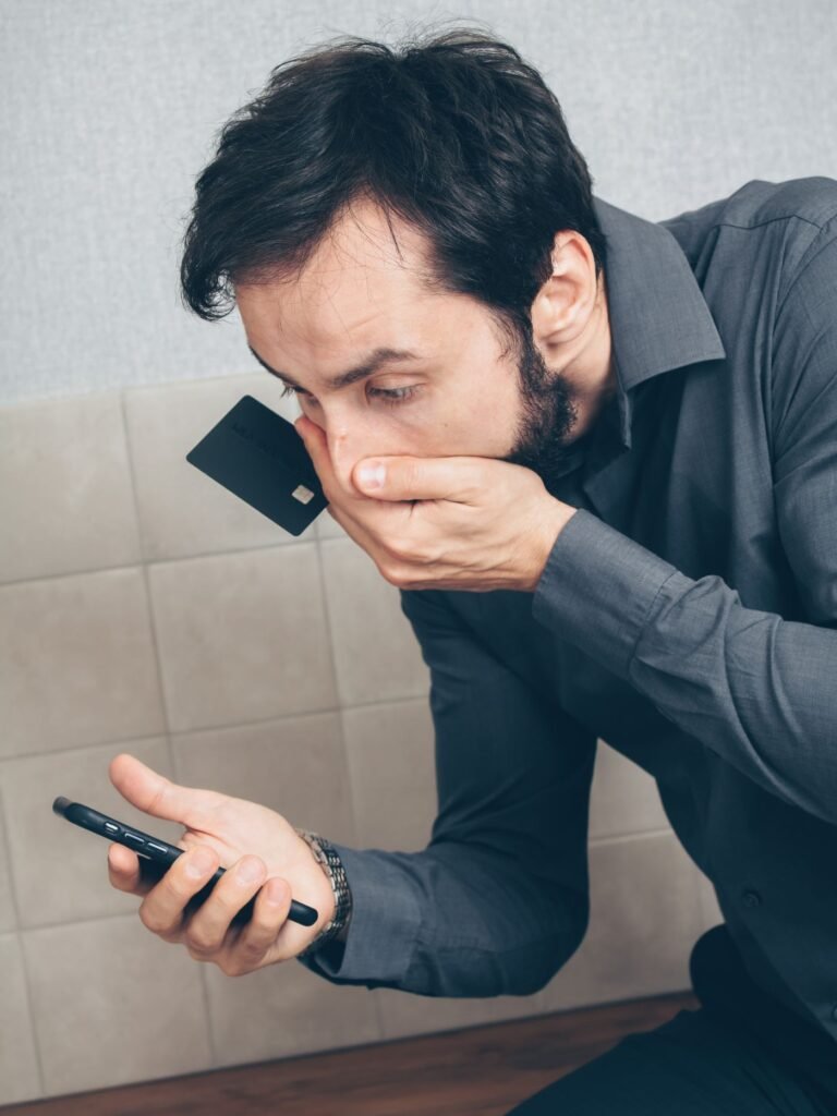 Pessoa preocupada olhando o celular