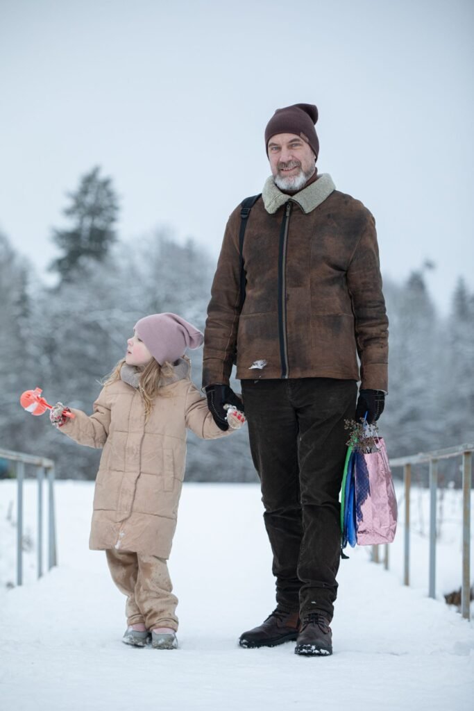 Pai e filha caminhando