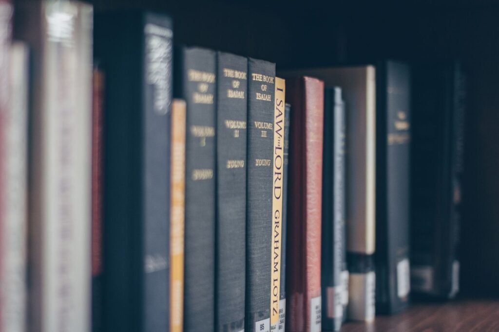 Livros jurídicos e de referência em uma estante