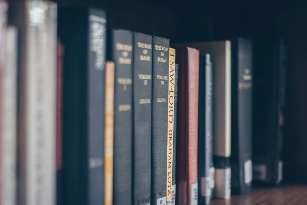Livros jurídicos e de referência em uma estante