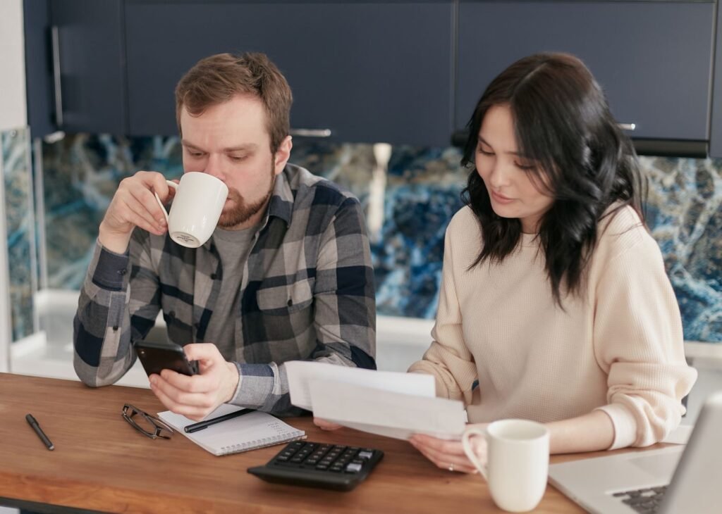 Casal organizando o orçamento