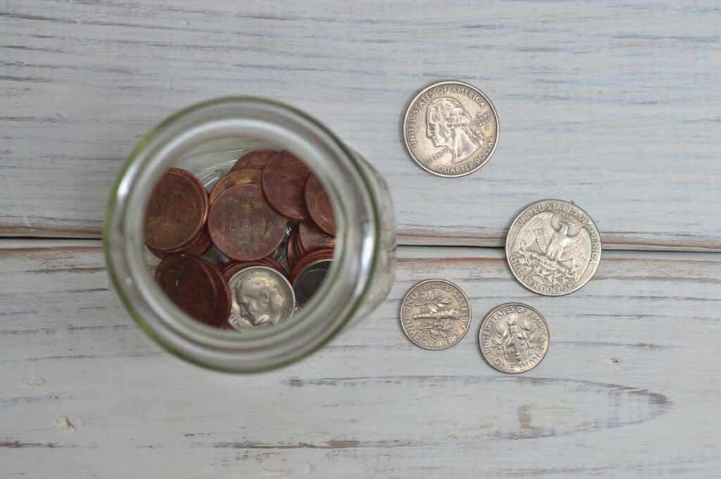 Moedas dentro de um pote de vidro